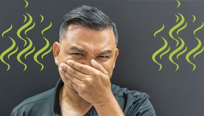 osoba zakrywająca twarz